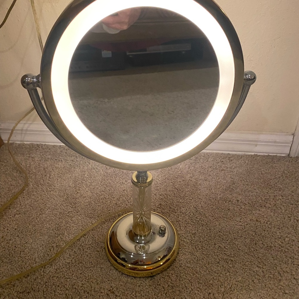 Lighted make up mirror - Picture 2 of 4